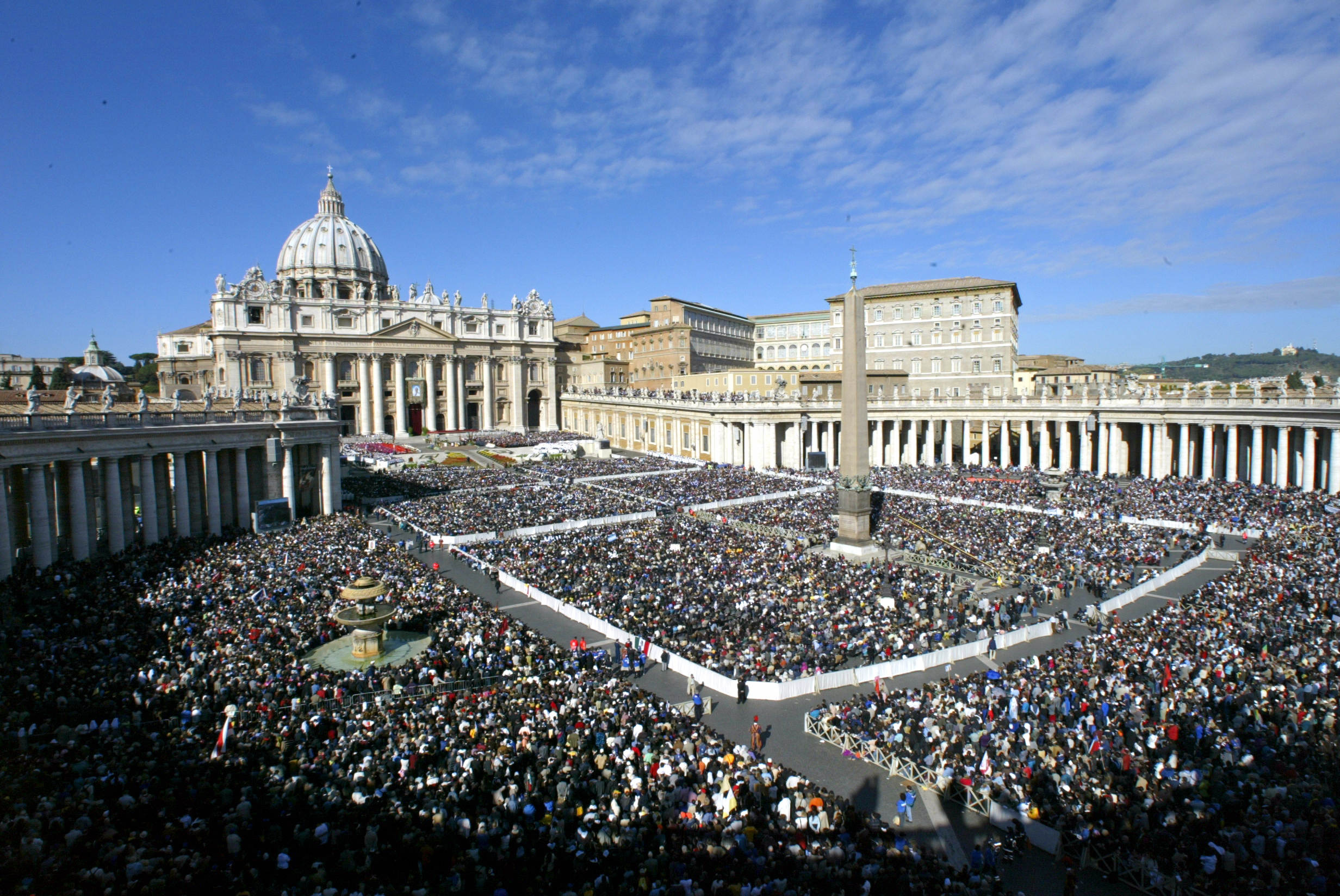 A giant crowd of pilgrms attend the mass celebrated by Pope John Paul II 19 October 2003 on St Peter Square at the Vatican for the beatification of Mother Theresa. Thousands of pilgrims flocked to the Vatican just six years after the death of the nun they called the "Saint of the gutters". AFP PHOTO PATRICK HERTZOG