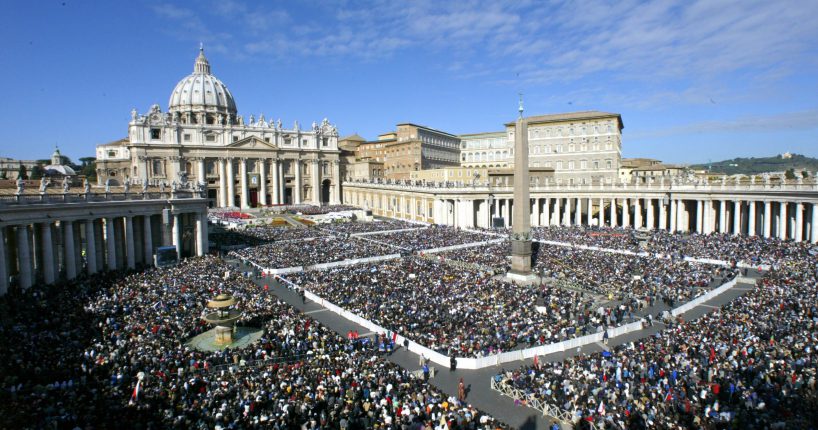A giant crowd of pilgrms attend the mass celebrated by Pope John Paul II 19 October 2003 on St Peter Square at the Vatican for the beatification of Mother Theresa. Thousands of pilgrims flocked to the Vatican just six years after the death of the nun they called the "Saint of the gutters". AFP PHOTO PATRICK HERTZOG